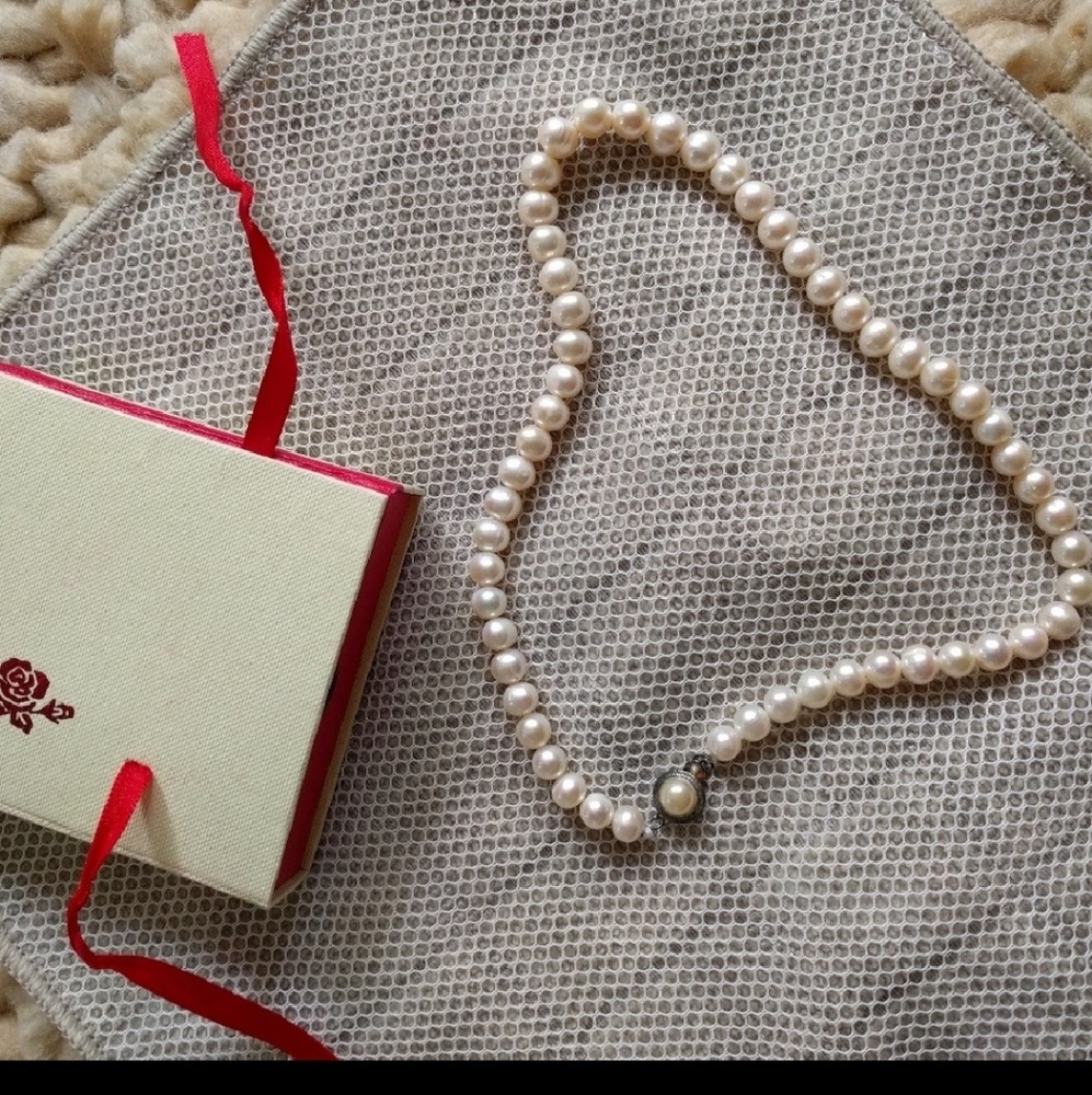NWB Fashion White Pearl Necklace